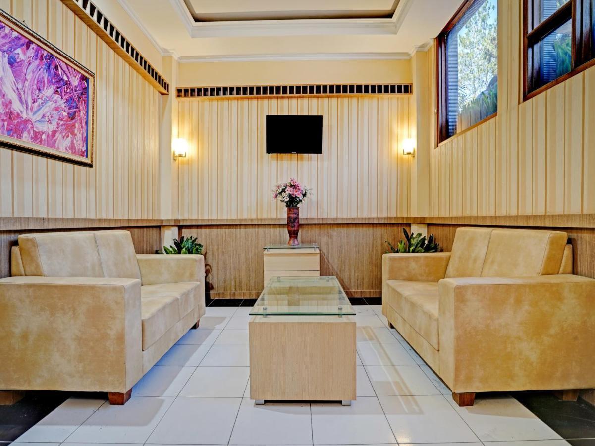 Oyo 3953 Hotel Catellya II Cipaku Бандунг Екстер'єр фото